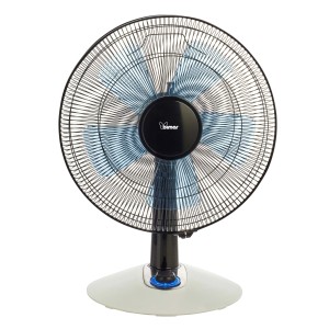 Ventilatore da tavolo con rotore blu e griglia di protezione nera.