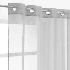 Tenda bianca trasparente con occhielli per decorazione domestica.