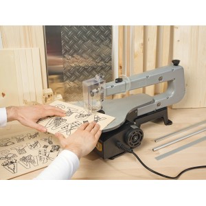 Seghetto alternativo LUX con lavorazione del legno + set di lame per seghetto alternativo da 24 pezzi.