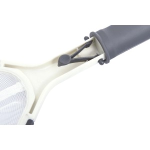 Dettaglio di una rete per la pulizia della piscina, accessorio per la cura della piscina.