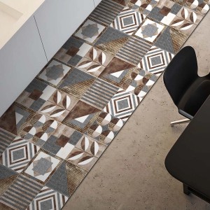 Tappeto da cucina Zerbini con motivi marroni e grigi.