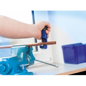 Tagliatubi LUX Comfort in azione: taglio di un tubo di rame in una morsa. Ø 3-35 mm.