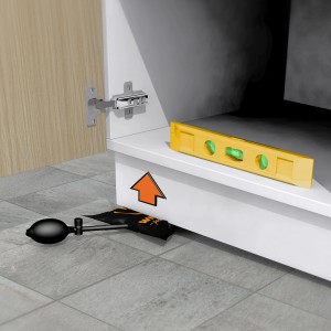 Cuscino di montaggio Winbag in uso per allineare un armadio con livella a bolla.