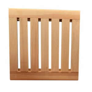 Accessorio doccia t.b.t. in legno chiaro con listelli verticali.
