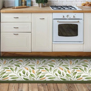 Tappeto da cucina t.b.t. con motivo a foglie davanti al mobile cucina.