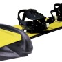 Snowboard giallo con attacchi neri e dispositivo di trasporto per un facile trasporto.