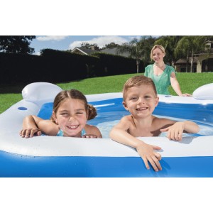 Family Pool Fun: Piscina gonfiabile con bambini e adulti in giardino.