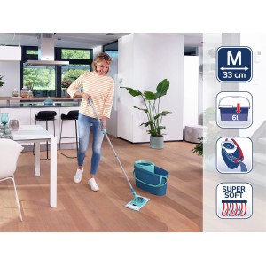 Donna lava il pavimento con set Leifheit Clean Twist M Ergo (secchio, centrifuga, mocio).