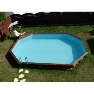 Piscina ovale in legno Gre Grenade 2, 436x336x117 cm, con scaletta in giardino.