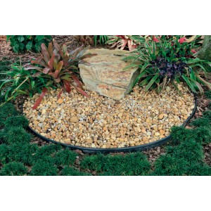 Design del giardino con bordura per prato t.b.t., ghiaia e pietra. Bordura decorativa.