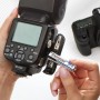 Batteria Energizer Lithium AAA inserita in un flash.