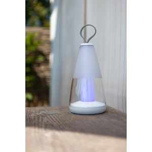 Lampada da tavolo smart LED per esterni Pepper con RGB e tonalità di bianco, dimmerabile, su un tavolo di legno.