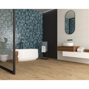 Bagno con rivestimento murale in piastrelle a mosaico blu-grigio.