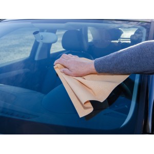 Panno di pulizia giallo t.b.t. per la cura dell'auto in uso su un parabrezza.