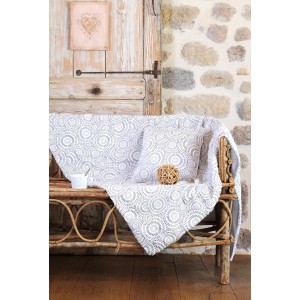 t.b.t. coperta e cuscino con motivo a cerchi su una panca. Tessili per la casa accoglienti.