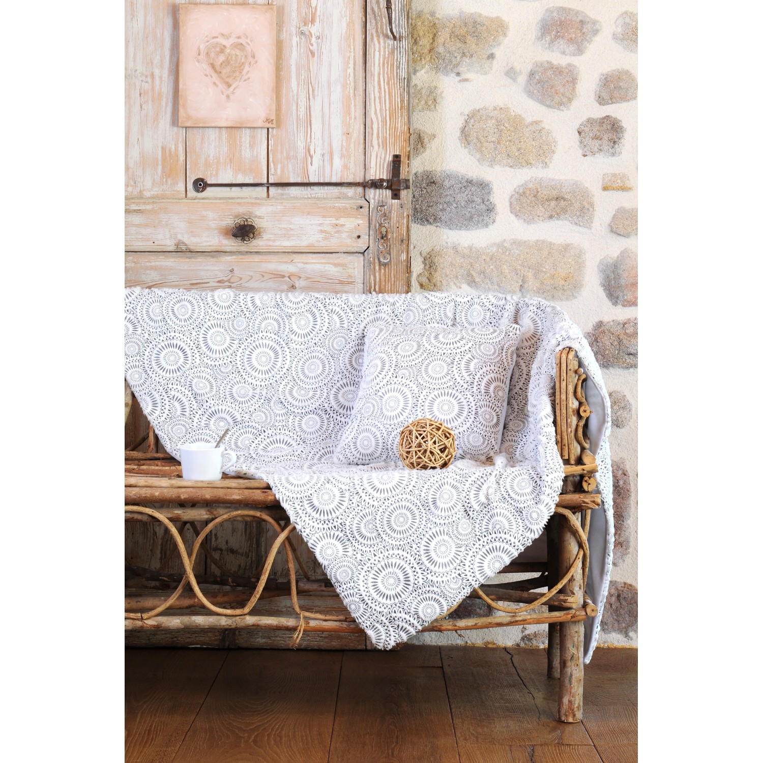 t.b.t. coperta e cuscino con motivo a cerchi su una panca. Tessili per la casa accoglienti.