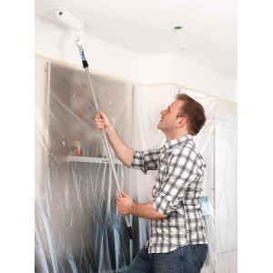 Uomo che dipinge il soffitto con Tesa Easy Cover Universal, confezione da 2.