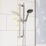 Set asta doccia Grohe QuickFix Vitalio Joy 110 Mono cromo su parete bianca.