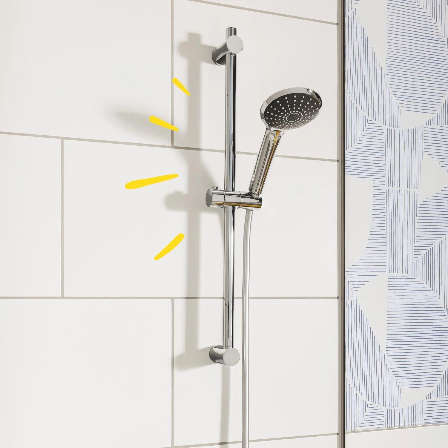 Set asta doccia Grohe QuickFix Vitalio Joy 110 Mono cromo su parete bianca.