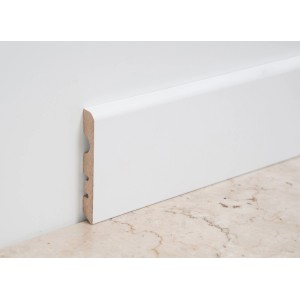 Battiscopa bianco (Battiscopa) su parete e pavimento.