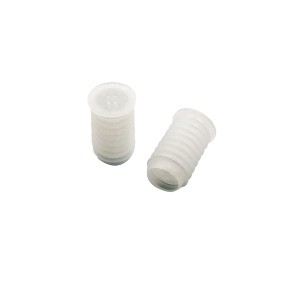 t.b.t. per macchine da raccolta, dettaglio di tappi in plastica bianca.