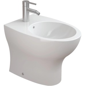 Bidet t.b.t. bianco con rubinetto, vista frontale.