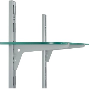 Dettaglio di uno scaffale con ripiano in vetro e supporti argentati.