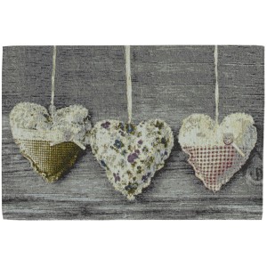 t.b.t. Stuoie con tre cuori di stoffa appesi su sfondo effetto legno.