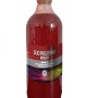 Olio per legno rosso in bottiglia di plastica. Olio per la cura del legno.