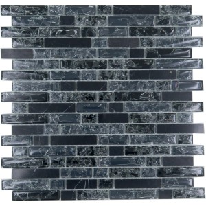 Piastrella a mosaico nei toni del nero e del grigio, forma rettangolare.