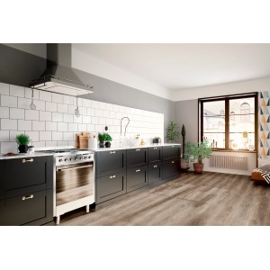 Cucina moderna con pavimento Click-Vinyl Eiche Lucca in stile rustico.