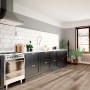 Cucina moderna con pavimento Click-Vinyl Eiche Lucca in stile rustico.