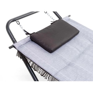 Dettaglio di un'amaca Dondoli grigia con poggiatesta scuro e frange.