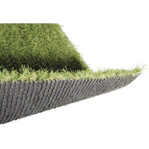 Dettaglio di erba sintetica t.b.t. con fili verdi e fondo nero.