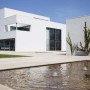 Casa bianca moderna con piscina e cactus. Pittura per esterni per facciate eleganti.