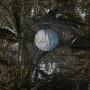 Dettaglio di una copertura invernale nera con finestra a rete.