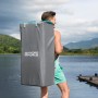 Uomo che trasporta il set Bestway SUP Board Aqua Journey nello zaino vicino al lago.