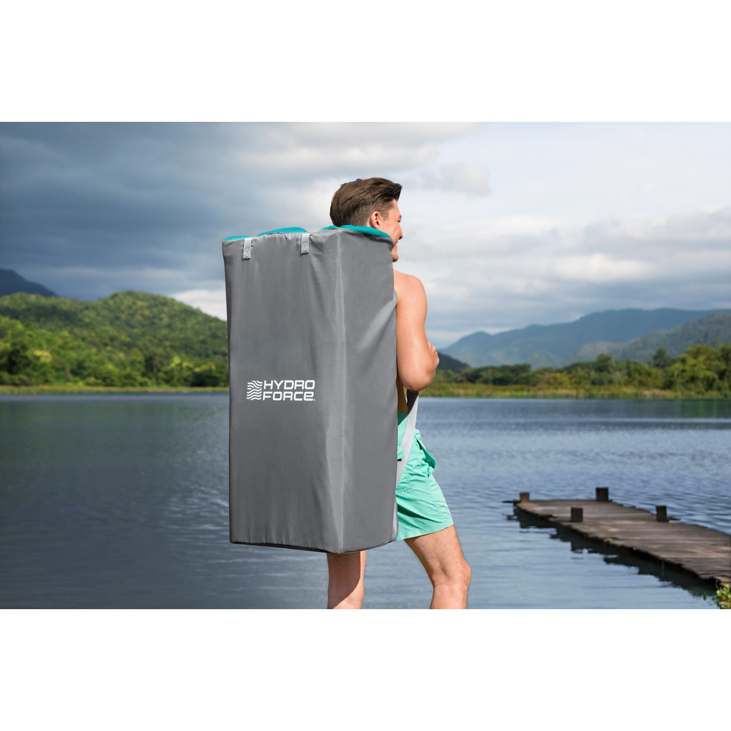 Uomo che trasporta il set Bestway SUP Board Aqua Journey nello zaino vicino al lago.