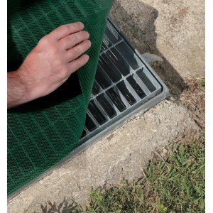 Tessuto a rete verde come protezione per foglie su una griglia, categoria: Arelle, ombreggianti e frangivista