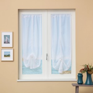 Tenda in tessuto bianco trasparente con bordo in pizzo.