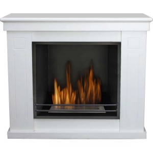 Camino decorativo bianco con fiamme per un'atmosfera accogliente.