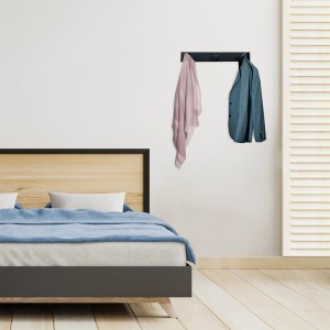 Appendiabiti a parete con giacca e sciarpa come organizer armadio in camera da letto.