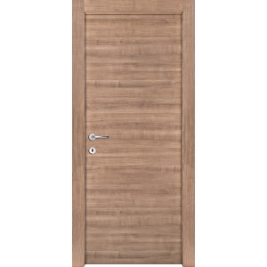 Porta interna color legno con maniglia e serratura