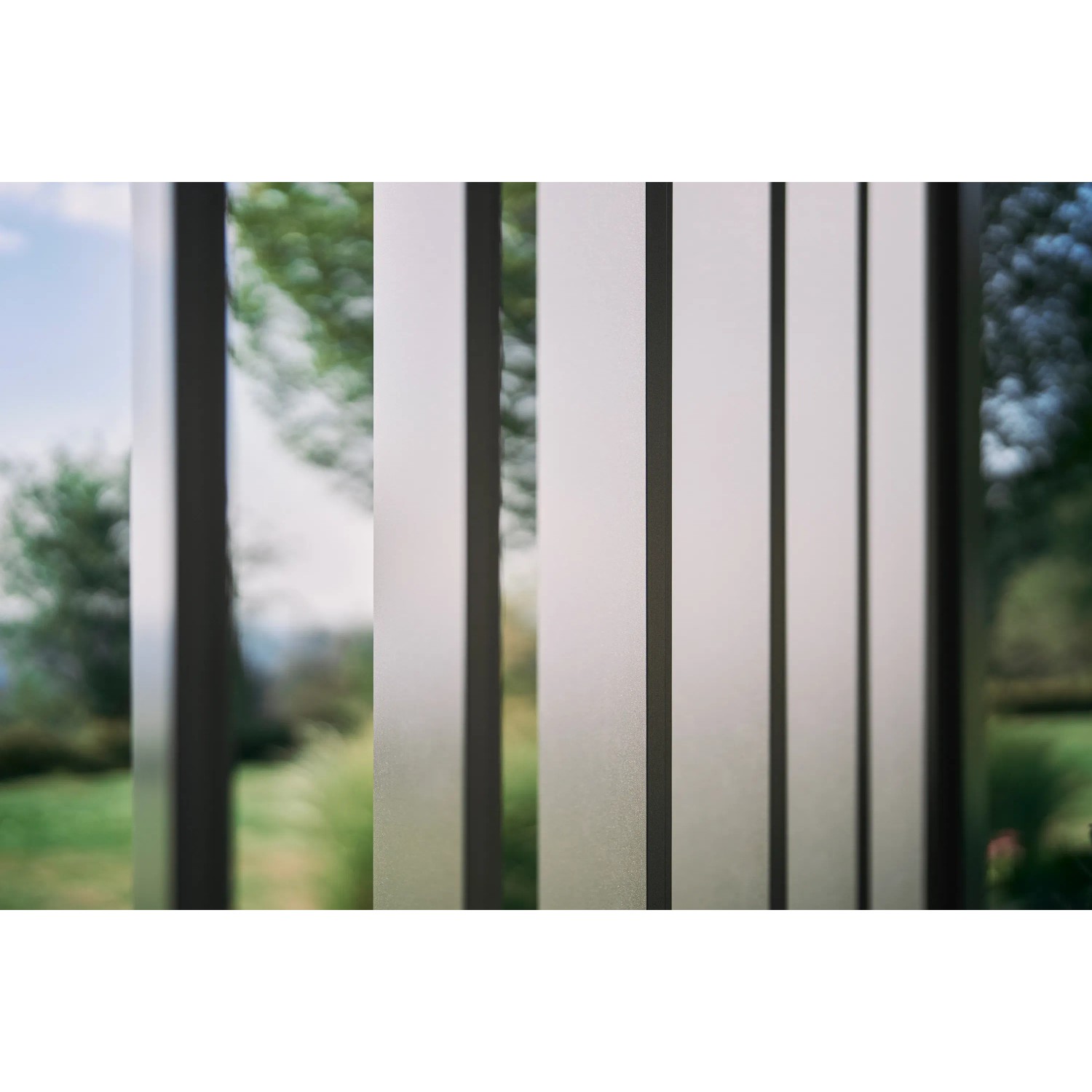 Pannello laterale a lamelle Biohort in grigio quarzo metallizzato per pergola, protezione da vento e intemperie.