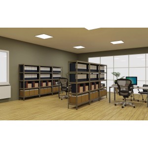 Ufficio con scaffali t.b.t. multipli pieni di cartelle e scatole.