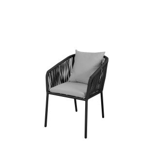 Sedia da giardino nera con cuscini grigi per il relax all'aperto.