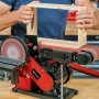 Einhell TC-US 380 levigatrice a nastro e disco da banco mentre leviga una cornice di legno.