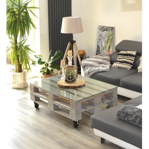 Tavolo da salotto realizzato con pallet europeo, piano in vetro e ruote.