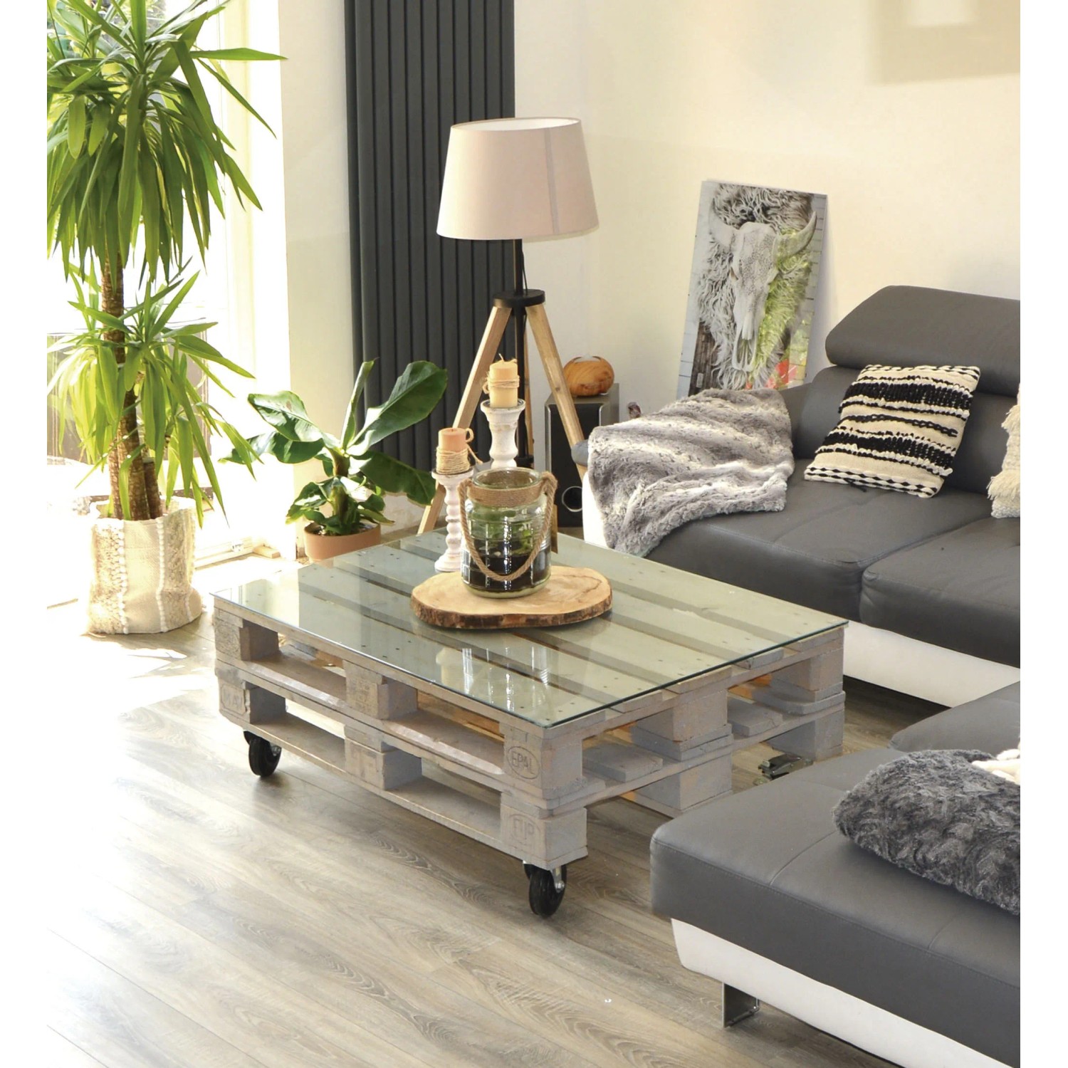 Tavolo da salotto realizzato con pallet europeo, piano in vetro e ruote.