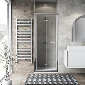 Box doccia t.b.t. con telaio argentato in bagno.